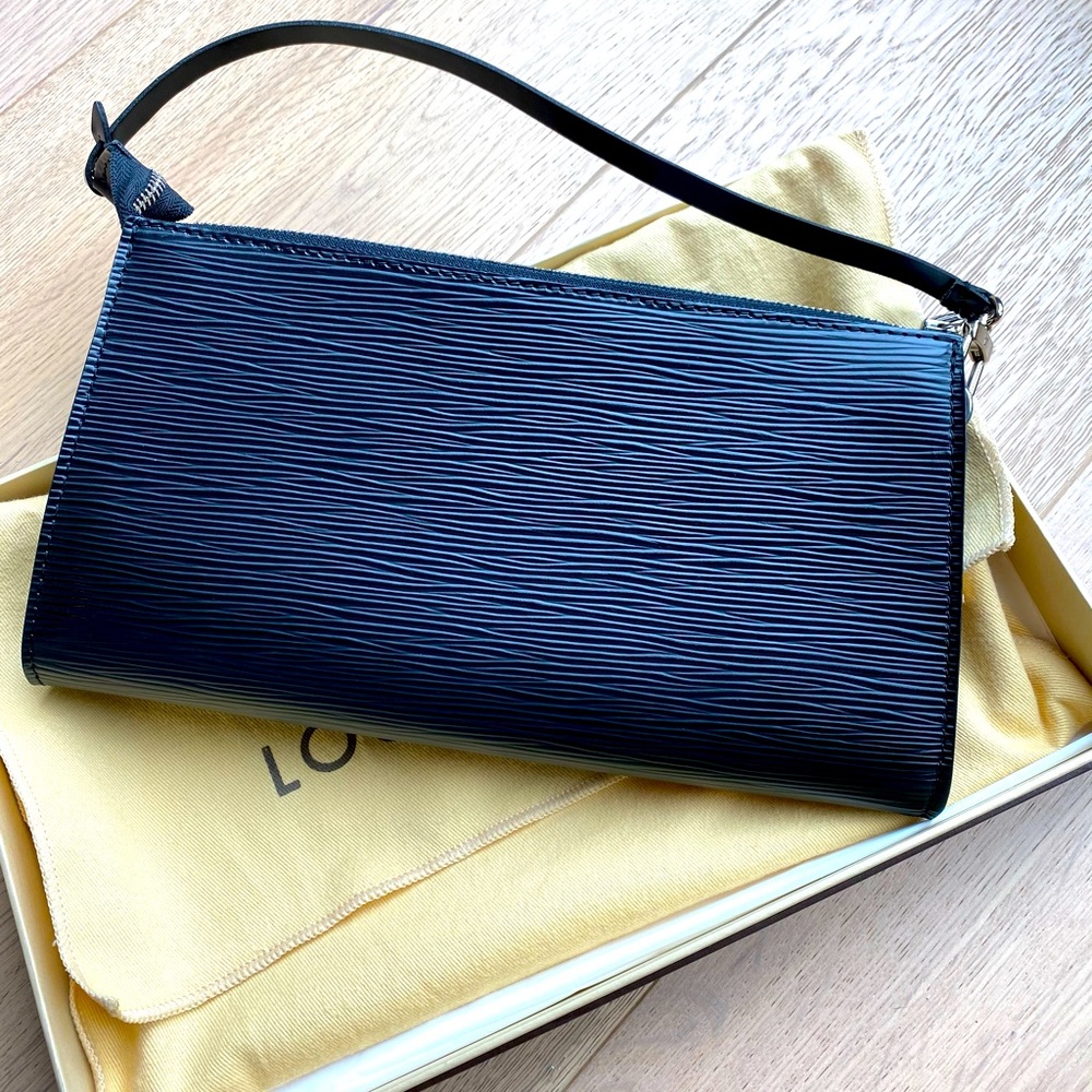 Louis Vuitton Black Epi Pochette
